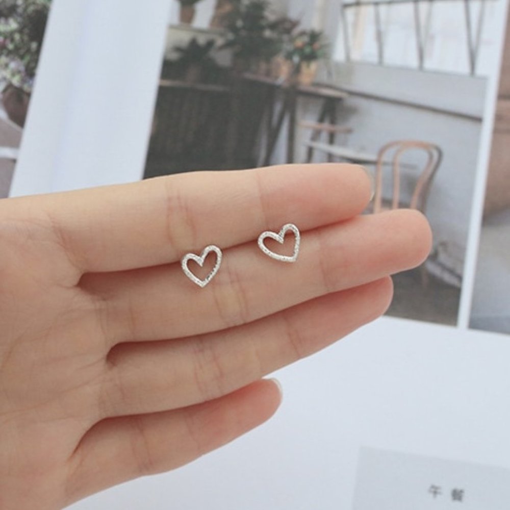 dainty heart silver stud earrings - Picture 1 of 4